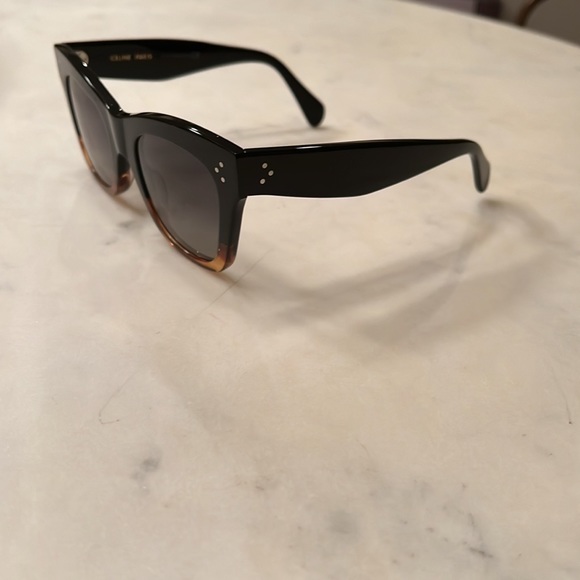 Barely worn Celine Wayfarer tortoise shell sunglasses with case. - Picture 3 of 6